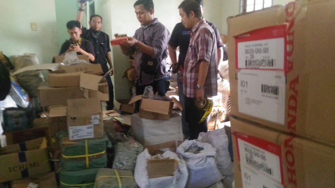 polisi gerebek gudang sparepart motor di palembang