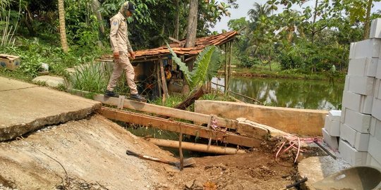 Jembatan di Rawageni Depok ambles dilewati truk kelebihan muatan