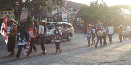 Petani Tawangmangu aksi jalan kaki temui Ganjar Pranowo