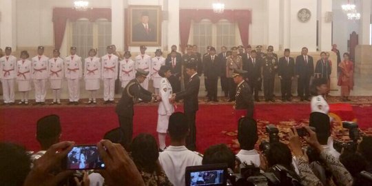 Presiden Jokowi kukuhkan anggota Paskibraka 2017 di Istana