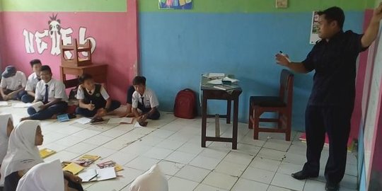 Miris siswa  MTSN Depok belajar  tanpa meja dan kursi  