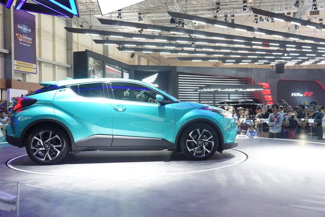 toyota akan pasarkan mobil hybrid murah lewat c hr