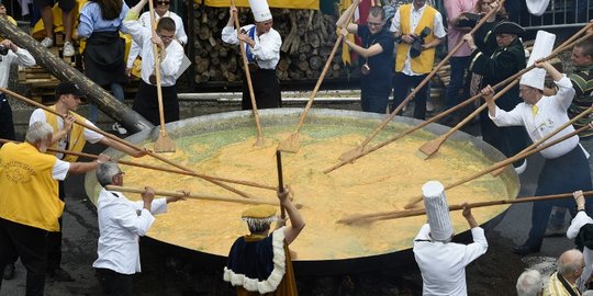 Melihat pembuatan telur dadar raksasa berukuran 4 meter di Belgia