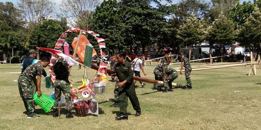Ratusan personel TNI di Denpasar sibuk siapkan lomba panjat pinang