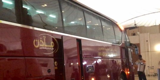 Jemaah Indonesia naik bus anyar, masih ada pembungkus plastiknya