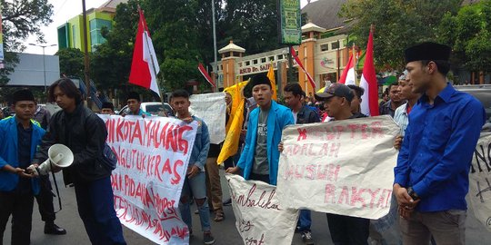 Dukung KPK usut kasus korupsi, mahasiswa Malang serahkan 'jamu kuat'