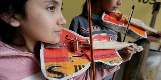 Uniknya memainkan biola hingga saksofon dari barang bekas