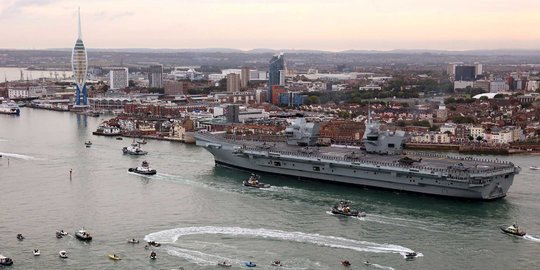 Wujud kapal induk raksasa Inggris merapat pertama kali di Portsmouth