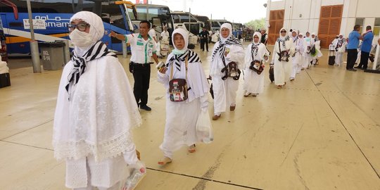 Koper jemaah haji asal Madura berisi ribuan bungkus rokok dan jamu