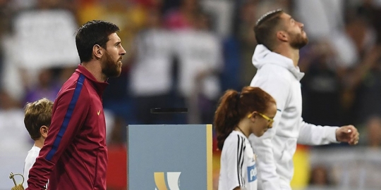 Video: Sergio Ramos kerjai Messi sampai marah  merdeka.com