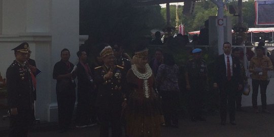 Hadiri HUT RI di Istana, Kapolri dan istri kompak memakai adat Papua