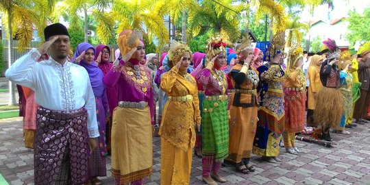 Peringati HUT RI, pegawai BPN Aceh berpakaian adat saat upacara