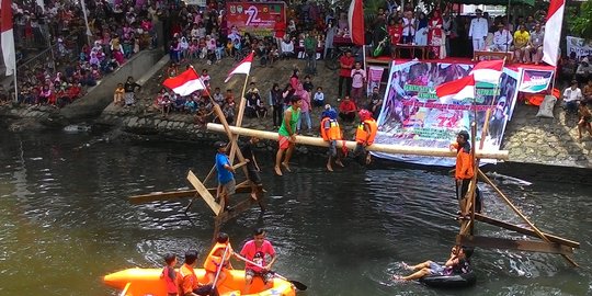 Lucunya anak-anak 'perang bantal' di sungai Krueng Daroy