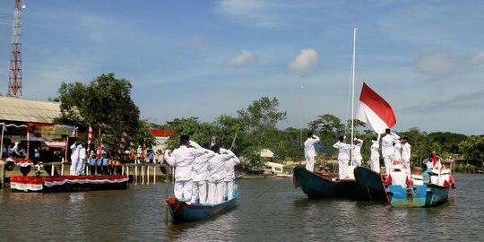 Unggulkan laut, ratusan warga Cilacap upacara di atas Perahu Hias