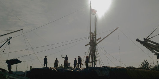 Kibarkan bendera di atas kapal, ABK serukan 'Nenek moyangku seorang pelaut'