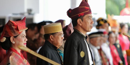 Gaya Jokowi berpakaian adat saat pimpin upacara kemerdekaan di Istana