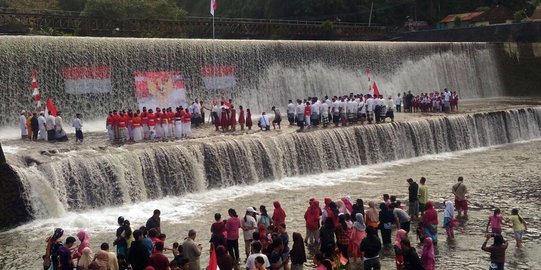 HUT RI di Bali, upacara di sungai hingga kibarkan bendera dalam laut