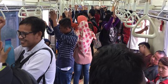 Gratis sepanjang hari, KRL disesaki warga ingin jalan-jalan