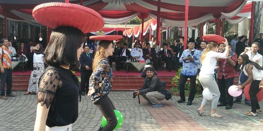 Antusiasme bule cantik ikut lomba balap tampah di Semarang