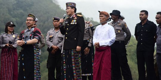 Kakorlantas Irjen Royke kibarkan bendera di ketinggian 1.200 mdpl