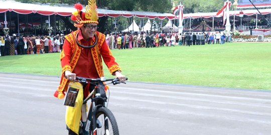 Bahagianya ajudan hingga menteri dapat sepeda dari Jokowi