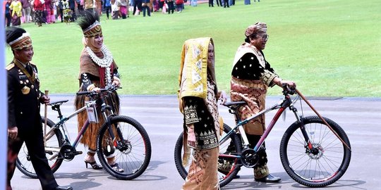 Usai upacara penurunan bendera, Jokowi kembali bagi-bagi 