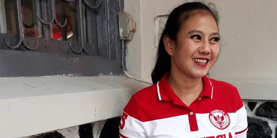 Terpidana kasus suap Damayanti Wisnu Putranti tersenyum dapat remisi