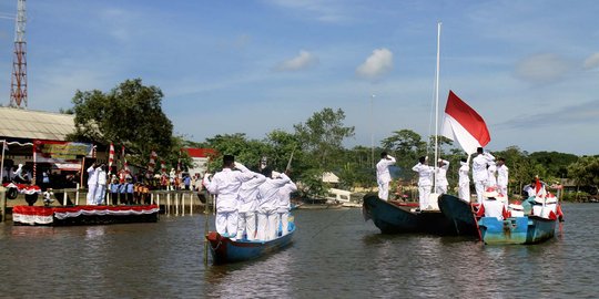 Uniknya perayaan HUT RI di laut dangkal Segara Anakan