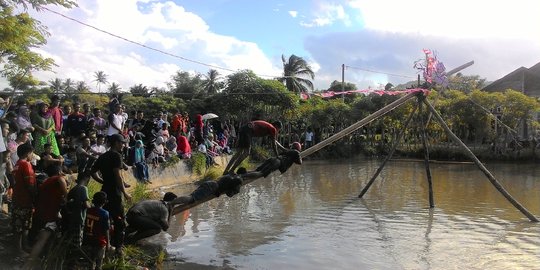 Keseruan panjat pinang miring di Aceh bikin meriah perayaan HUT RI