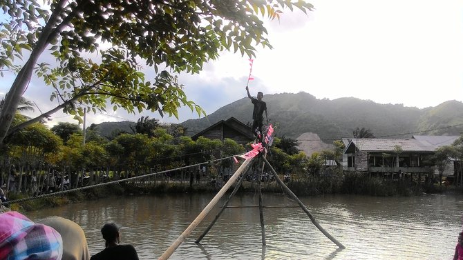 panjat pinang miring di aceh