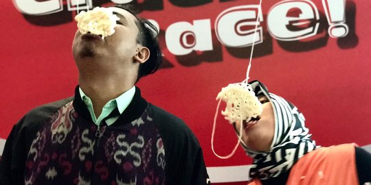 Sambil menunggu pesawat, penumpang di Bandara Ngurah Rai lomba makan krupuk