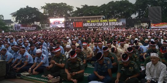 Ribuan warga Bandung bersama TNI, Polri dan ulama ikut doa bersama 171717