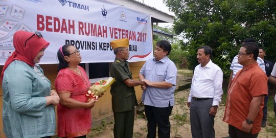 Kisah haru bos PT Timah saat kunjungi renovasi rumah veteran