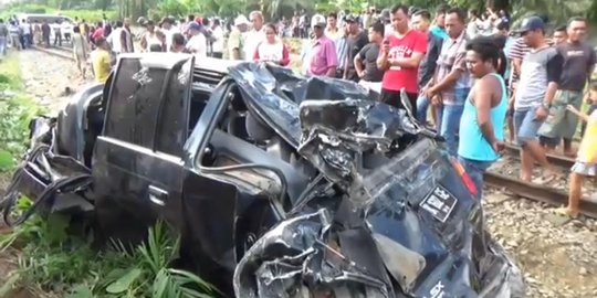 Kereta api hantam minibus di Sumut, 2 tewas dan 2 luka