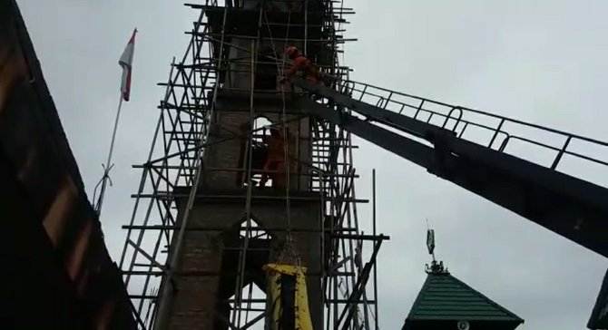 kakek teguh tewas saat kerjakan proyek menara masjid