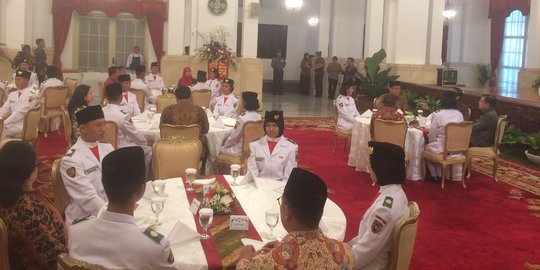 Jokowi silaturahmi dengan teladan nasional dan anggota Paskibraka