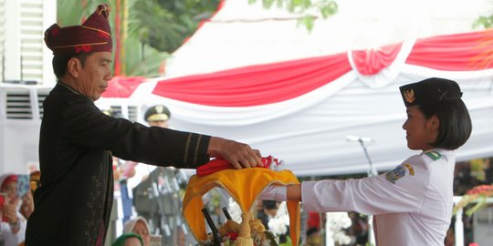 Jokowi buka rahasia, sempat berbisik dengan pembawa bendera pusaka