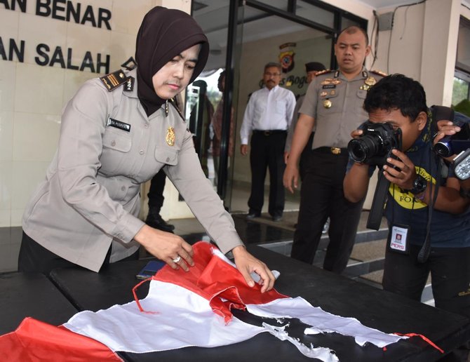 barang bukti kasus pengurus ponpes bakar umbul umbul merah putih