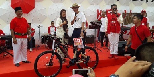 Terinspirasi Presiden Jokowi, Menteri Yasonna ikut bagi-bagi sepeda