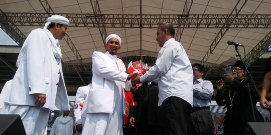 BMKI berikan bunga di Milad FPI