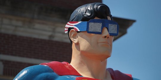 Sambut gerhana matahari total, patung Superman di AS pakai kacamata