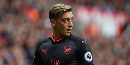 Ozil dikritik, Ozil dibela