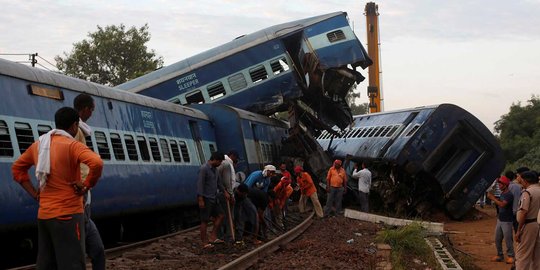 Gerbong-gerbong kereta bergelimpangan usai tergelincir hebat di India