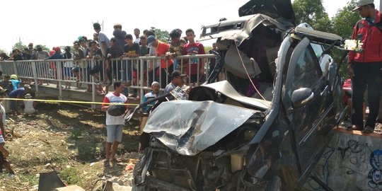 5 Orang tewas saat mobil berputar dan tertabrak kereta di Kendal