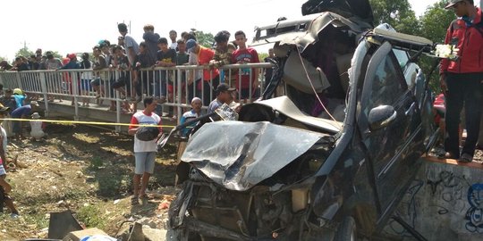 5 Korban tewas mobil ditabrak kereta di Kendal warga Petamburan