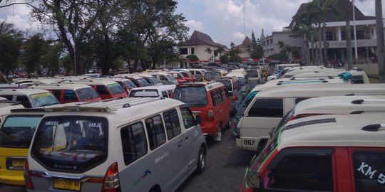 Protes ojek online, ratusan sopir angkot di Palembang mogok beroperasi
