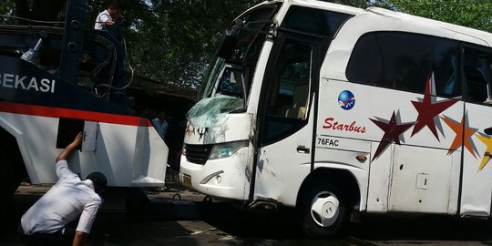 Kejar-kejaran dengan angkot elf, bus karyawan di Bekasi terguling