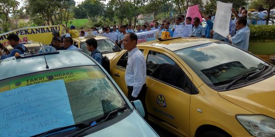 Tolak taksi online, ratusan sopir reguler geruduk kantor Wali Kota Pekanbaru