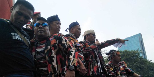 Buntut bendera Indonesia terbalik, Kedubes Malaysia didemo ratusan orang