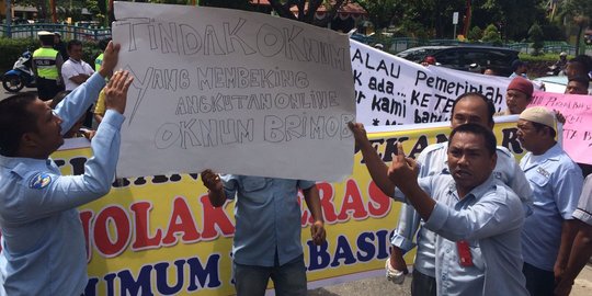 Sopir geruduk DPRD Pekanbaru protes ada Brimob bekingi taksi online